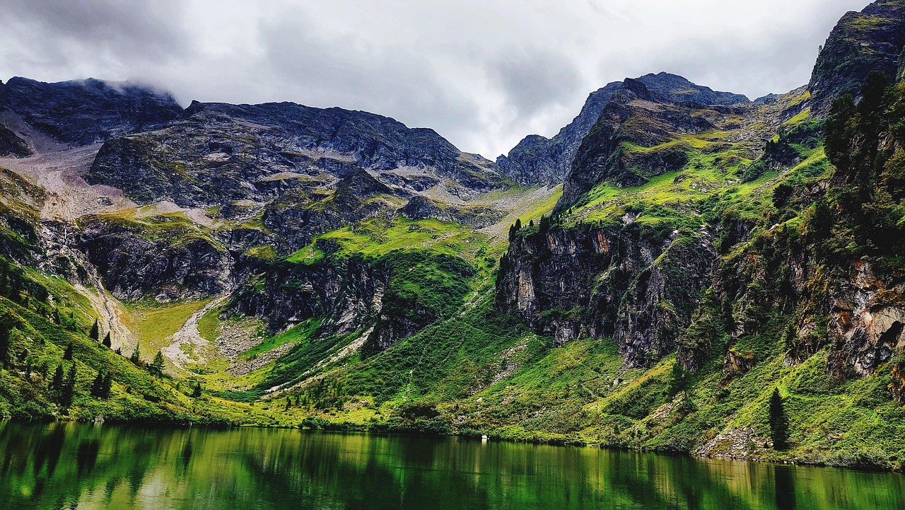 Montaña nevada y senderos naturales